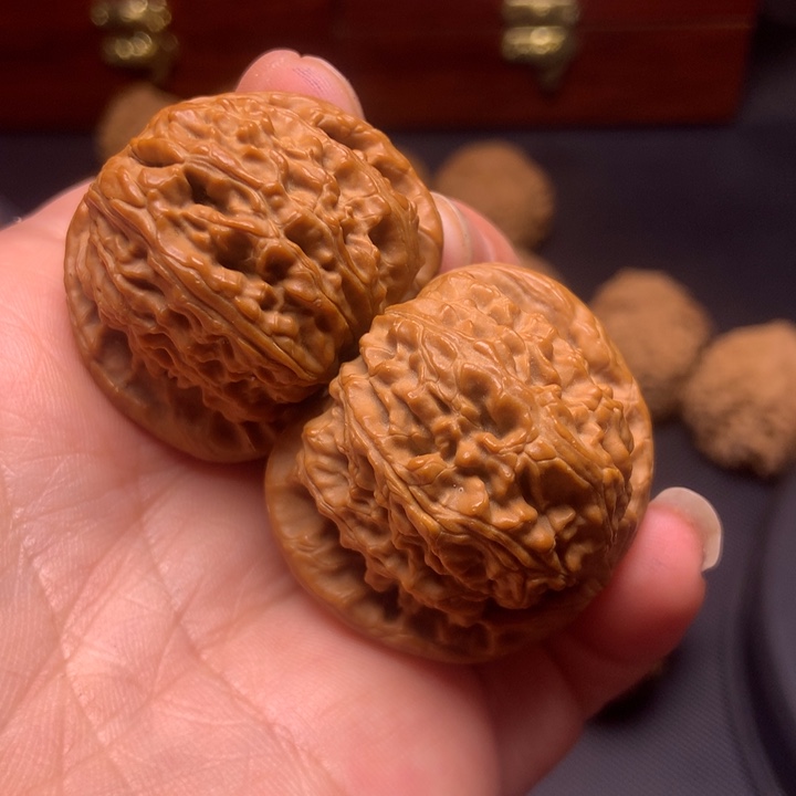 文玩核桃吊坠文玩核桃找白狮子