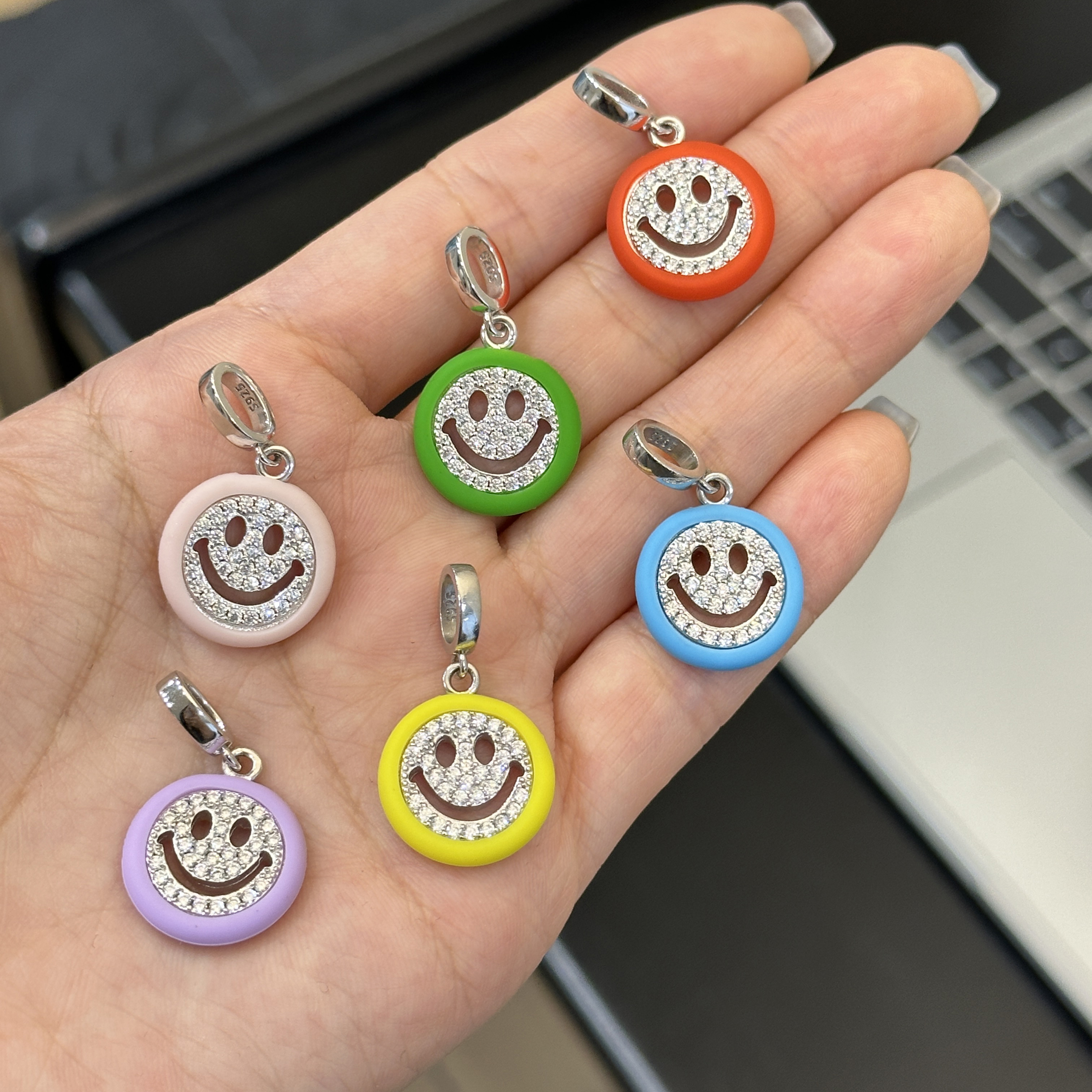 吊坠925银硅胶 原创设计时尚多巴胺女彩色笑脸硅胶套吊坠 3887