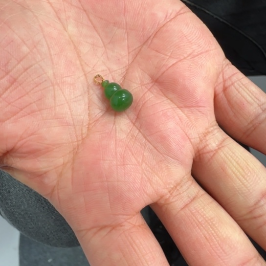 和田玉颈饰18K金镶嵌金碧玉葫芦