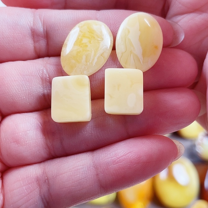 吃***丑琥珀未镶嵌裸石耳钉