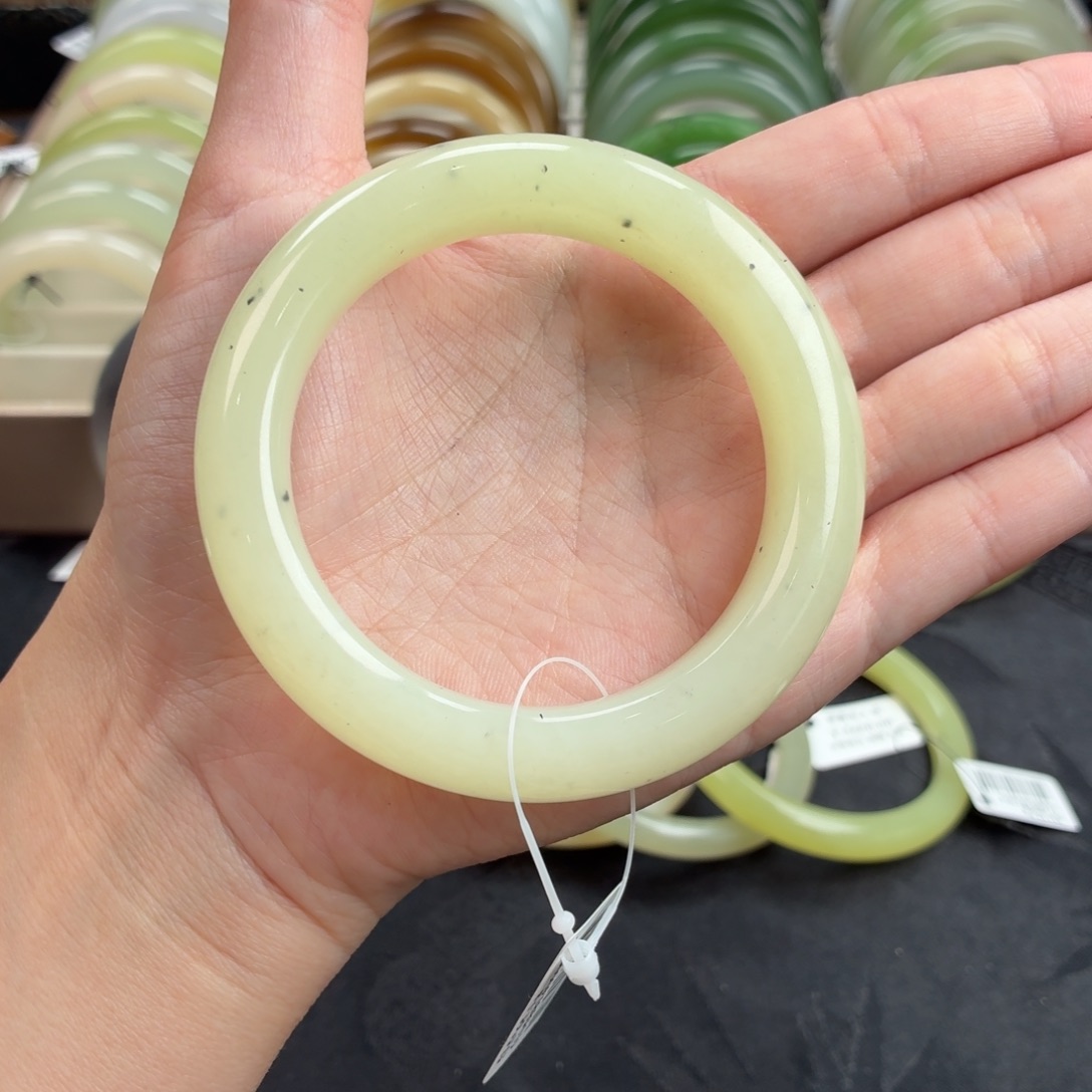 和田玉未镶嵌手镯-嫩鹅黄点墨飘15