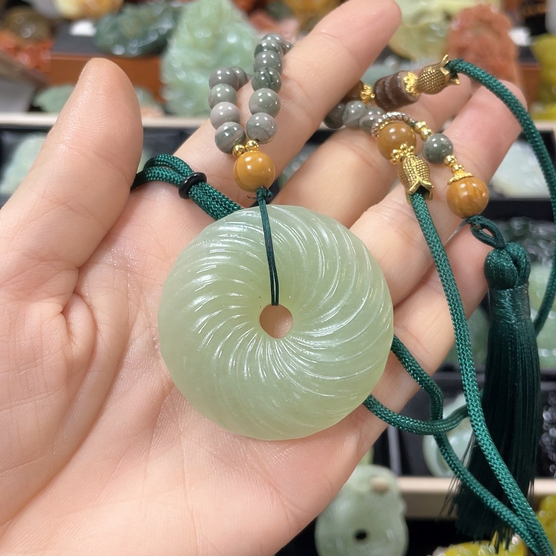 蛇纹石玉颈饰合金