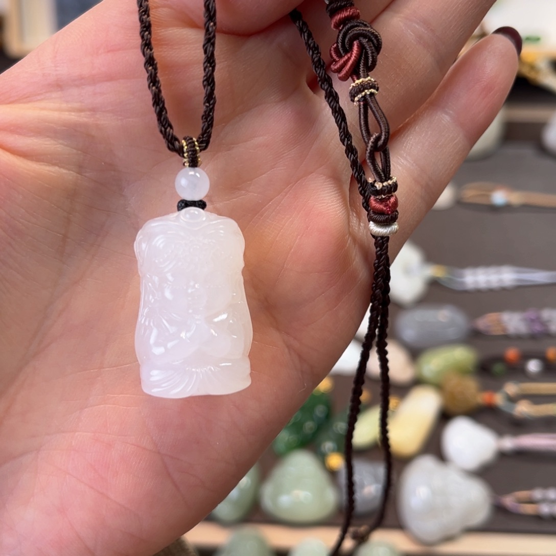 和田玉颈饰未镶嵌再****?扎基