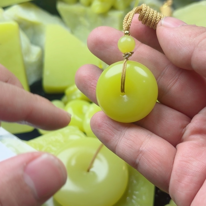 布新疆若羌黄玉小平安扣