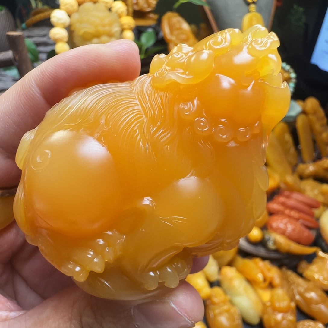 P***o石英质玉（缅黄）未镶嵌吊坠缅黄 精品大尺寸狮子全身雕