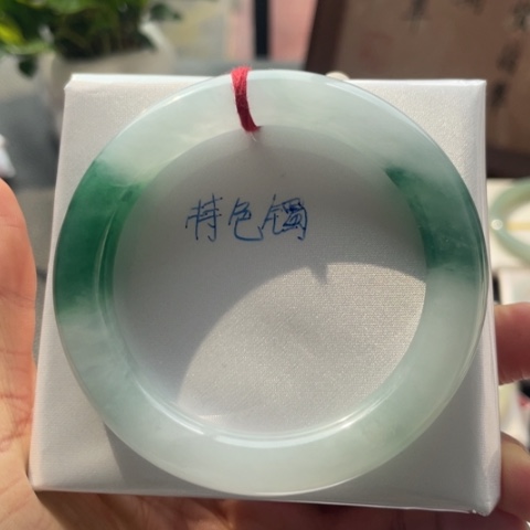 翡翠手镯未镶嵌翡翠手镯