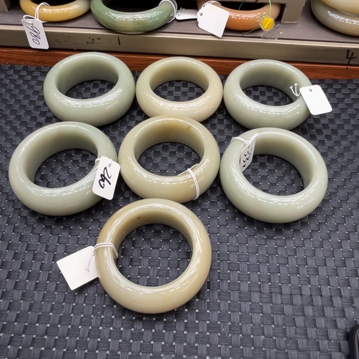 ****未镶嵌手镯石英质玉