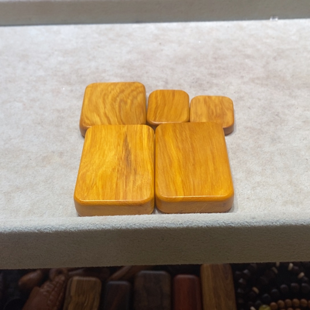 齐***胜木奶香黄檀木块5个