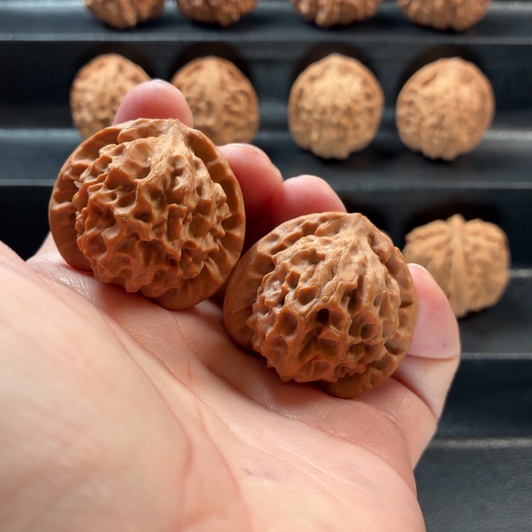 山***在桃核把件山地红皮龙鳞纹40