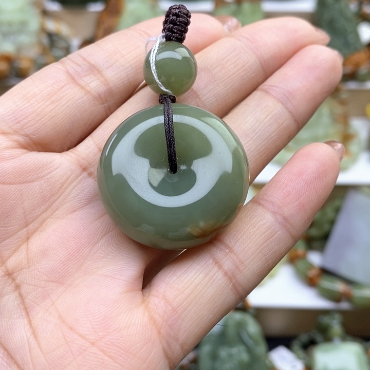 透闪石质玉未镶嵌颈饰（***）