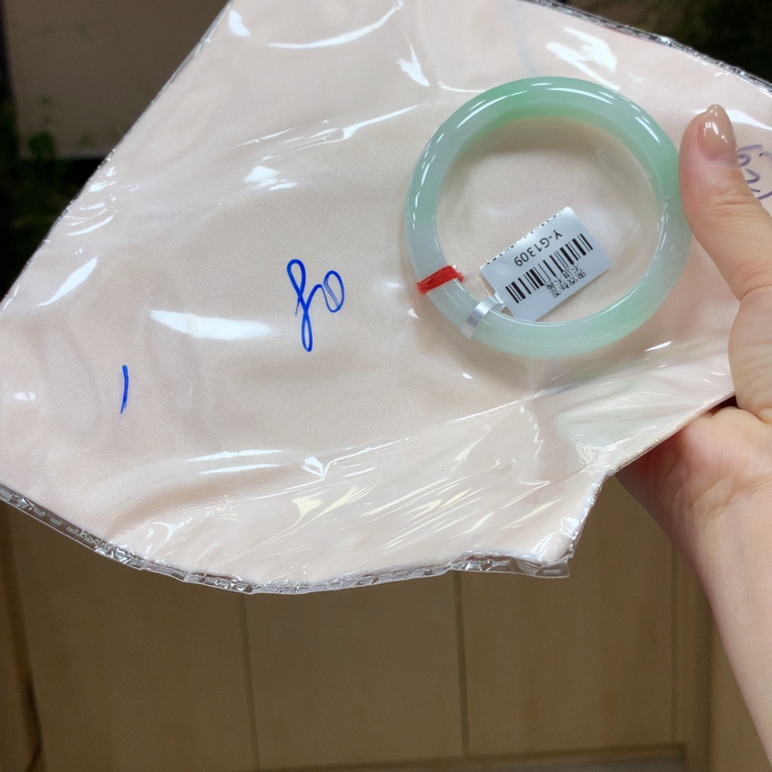 翡翠手镯未镶嵌不退不换