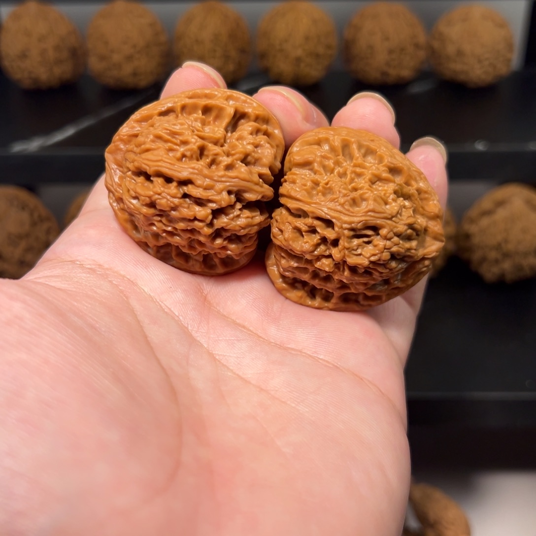 文玩核桃把件40正尖三角球微色差08