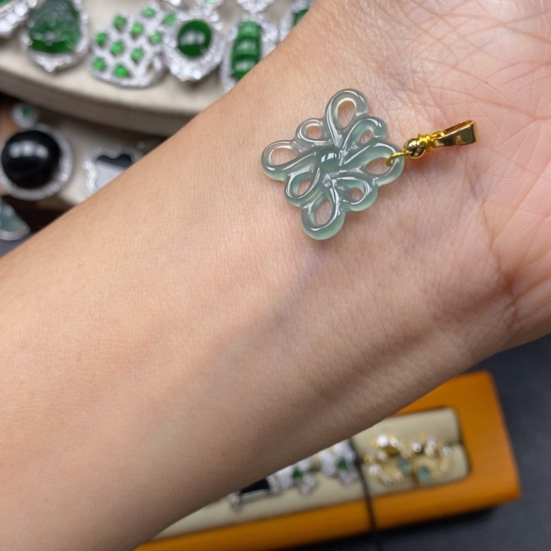 翡翠颈饰未镶嵌翡翠