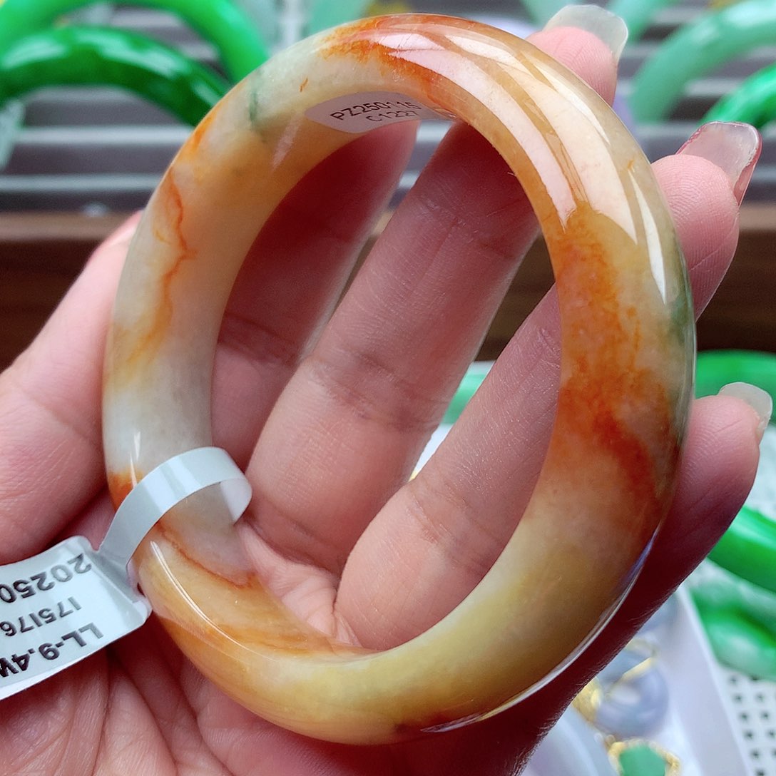 翡翠手镯未镶嵌翡翠
