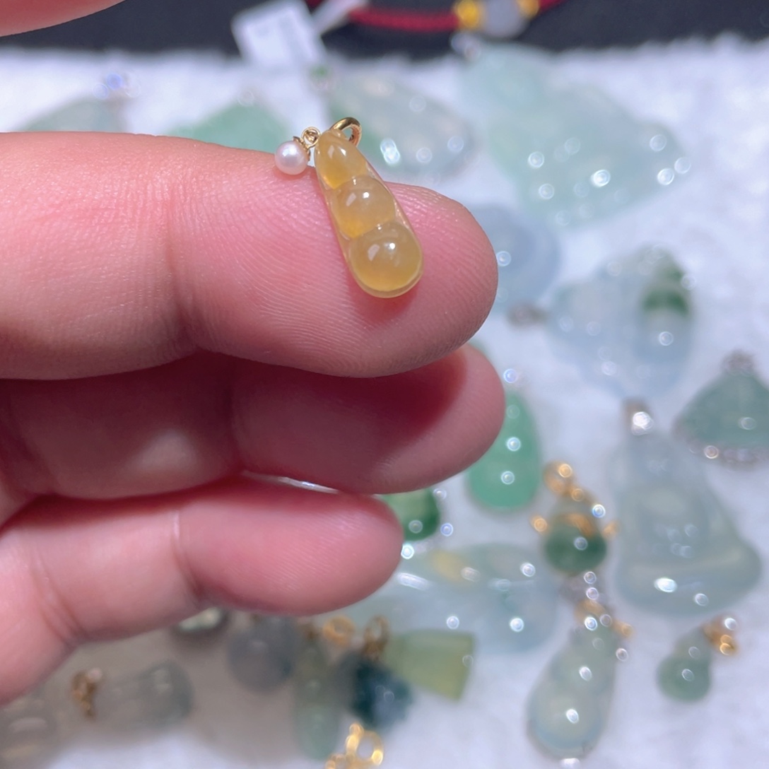 W***A翡翠18K金镶嵌颈饰