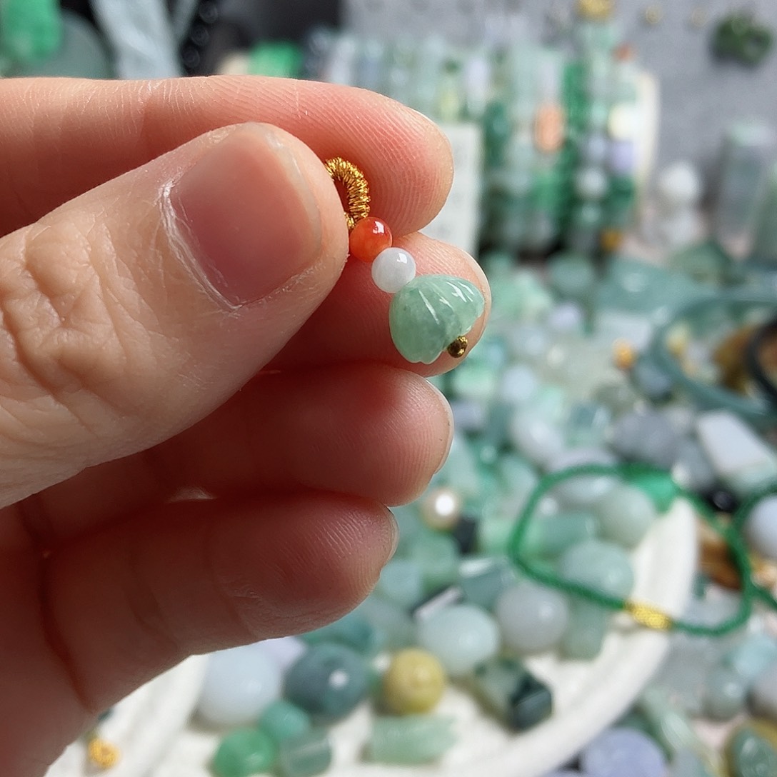 翡翠颈饰未镶嵌小贝