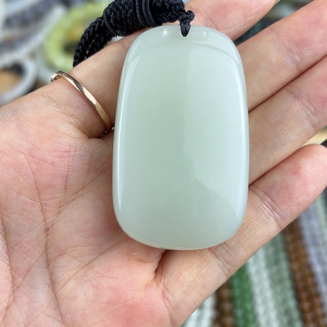 村***儿和田玉未镶嵌颈饰