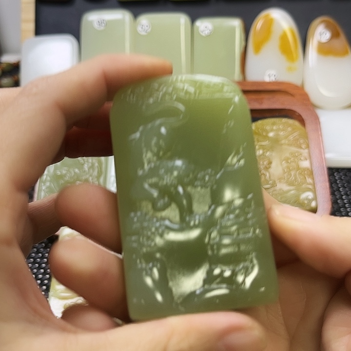 菲***玉生肖属虎绿色的