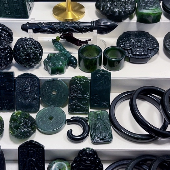 蛇纹石玉颈饰合金