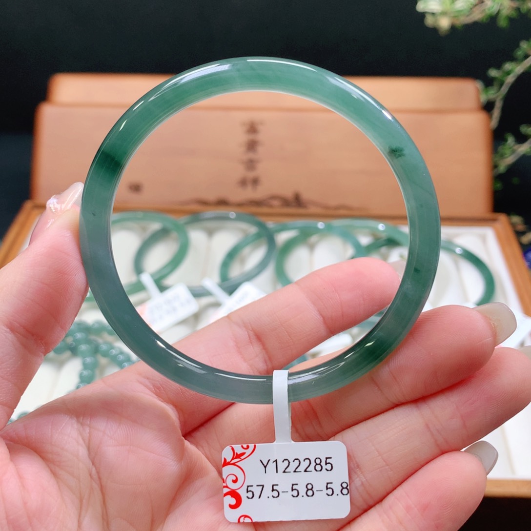 翡翠手镯未镶嵌天然