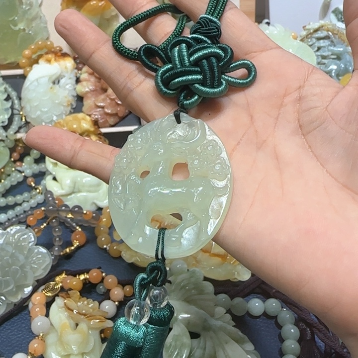 蛇纹石玉吊坠合金