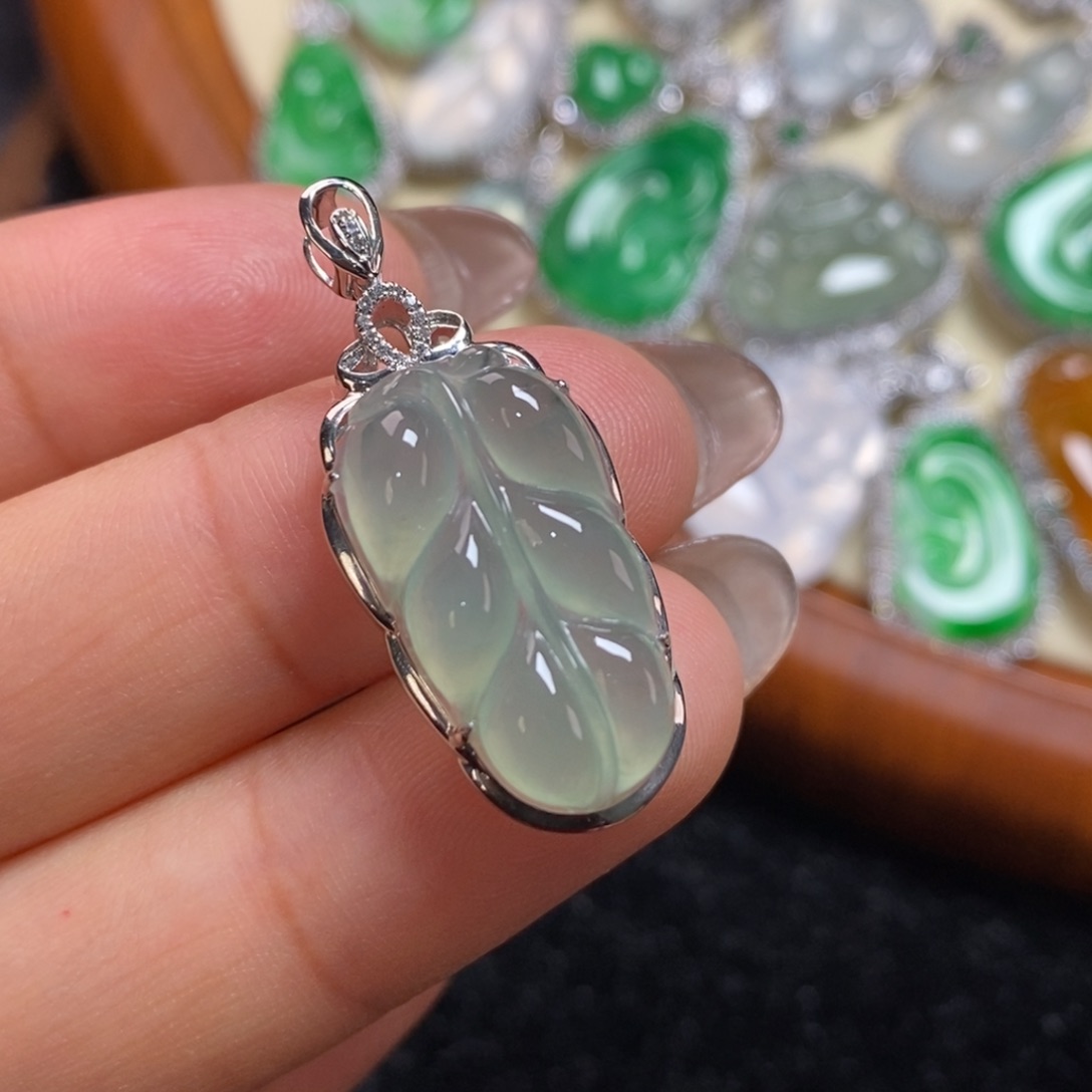 翡翠吊坠(赠链)18K金镶嵌