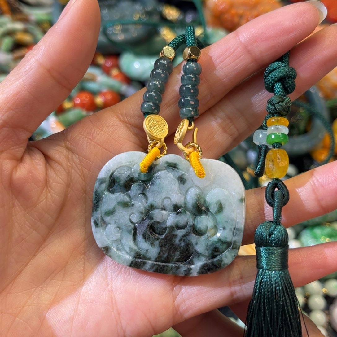 翡翠未镶嵌颈饰待编款