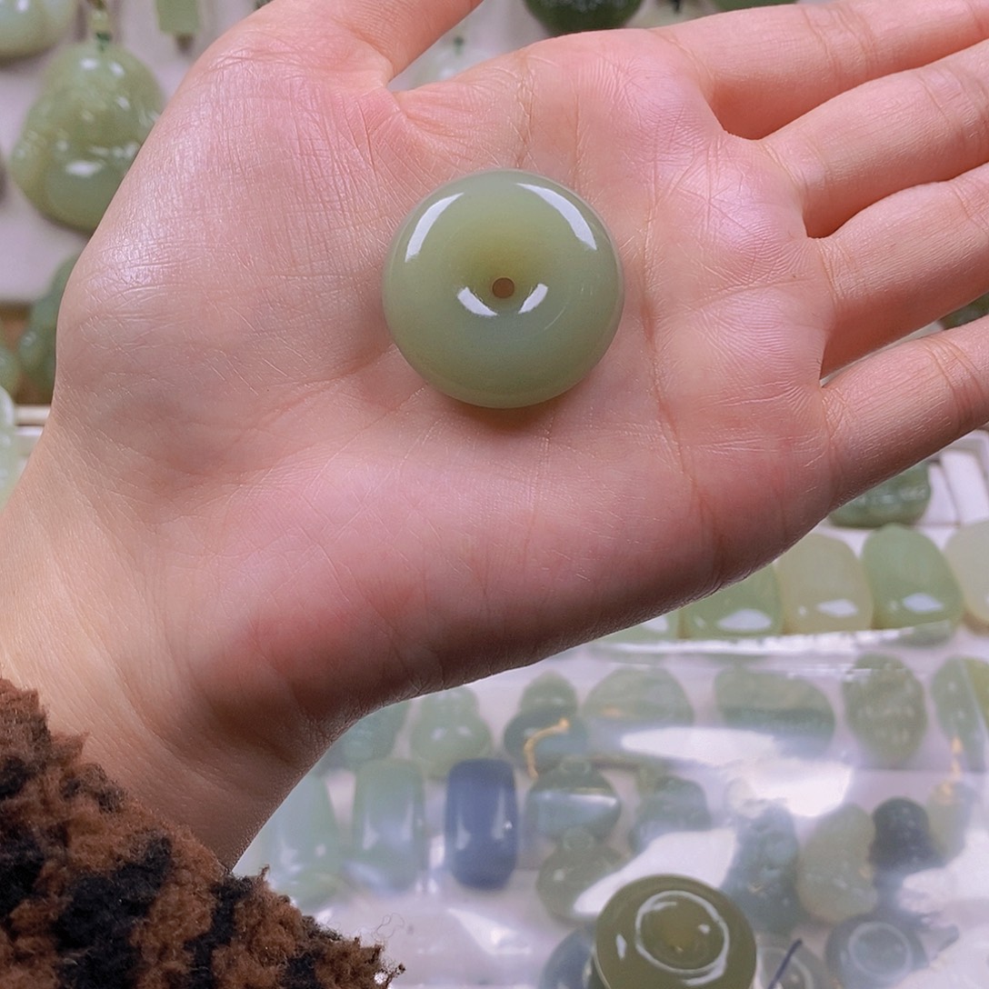 社***接和田玉未镶嵌颈饰