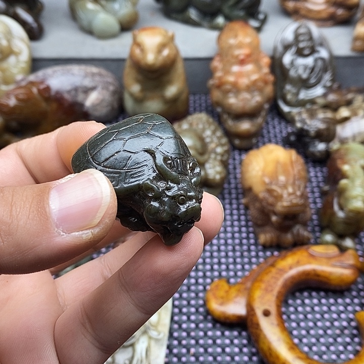 蛇纹石玉未镶嵌颈饰丑*