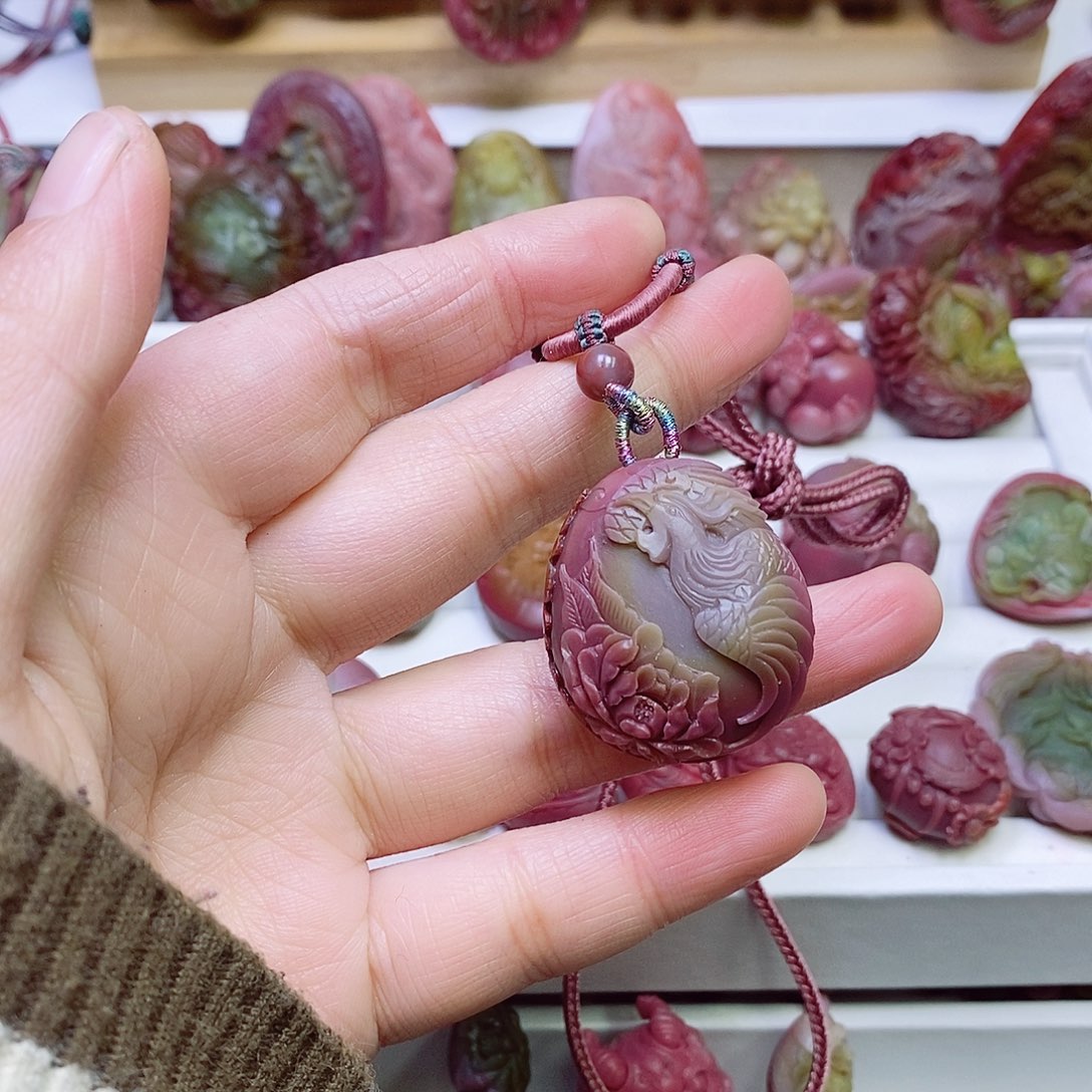 玛瑙/玉髓盐源玛瑙吊坠未镶嵌