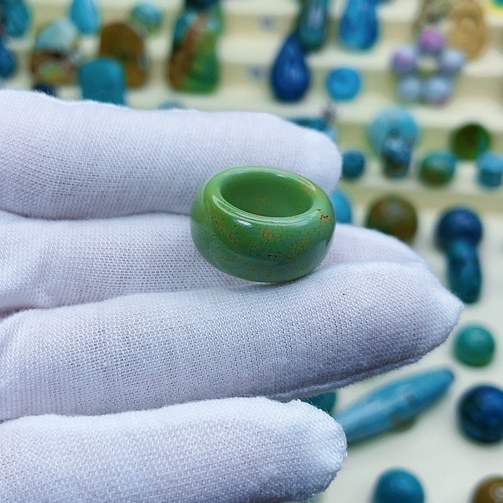 绿松石颈饰未镶嵌