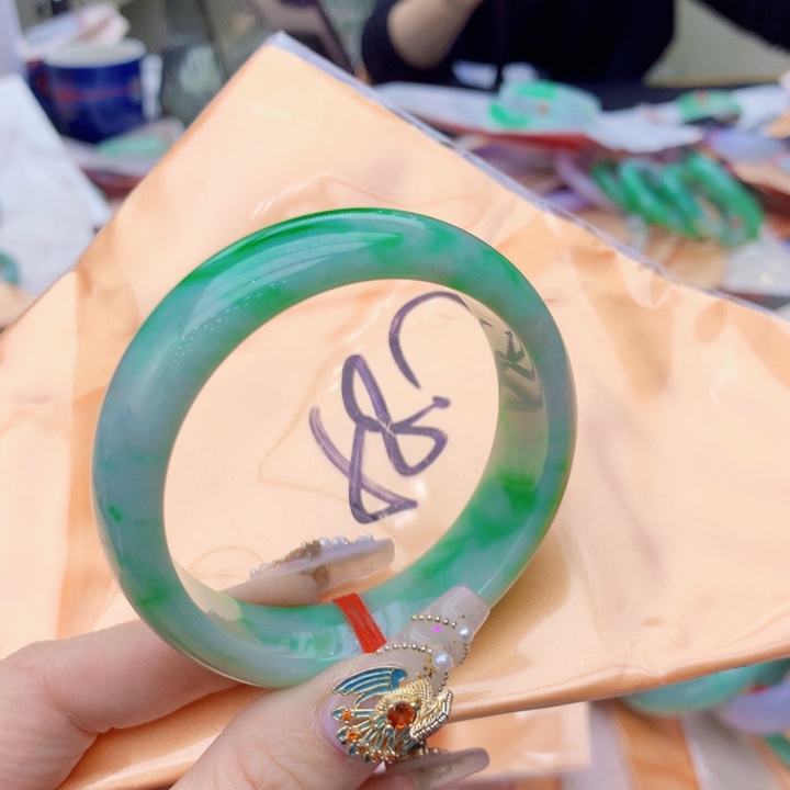 翡翠手镯未镶嵌翡翠手镯