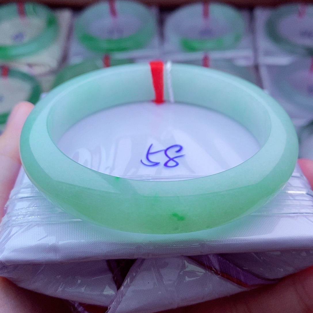 翡翠未镶嵌手镯0137-58圈口 果绿底 飘阳绿