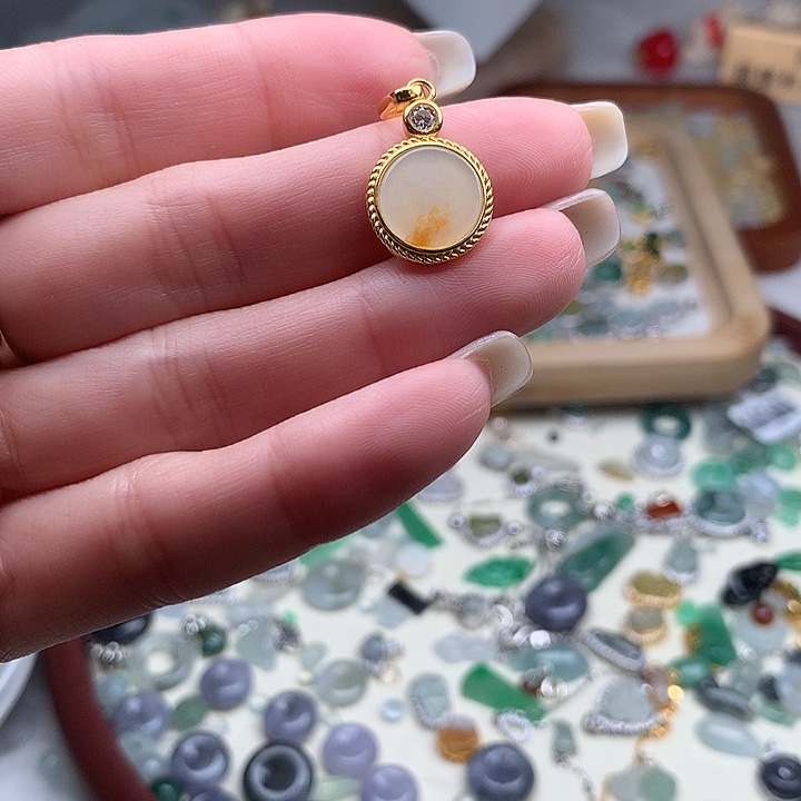 翡翠未镶嵌颈饰桂花圆牌吊坠