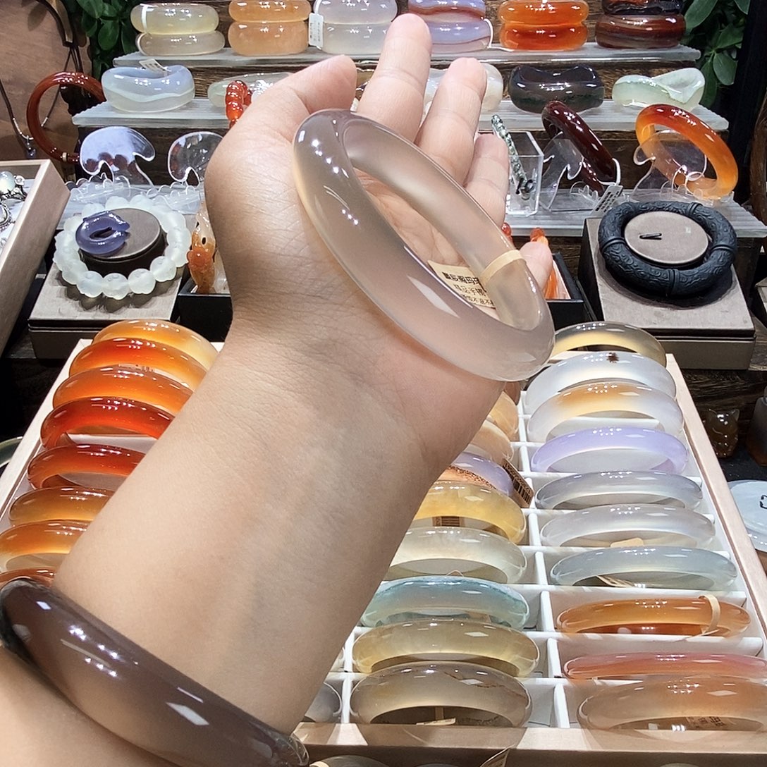 悠***然玛瑙/玉髓手镯未镶嵌