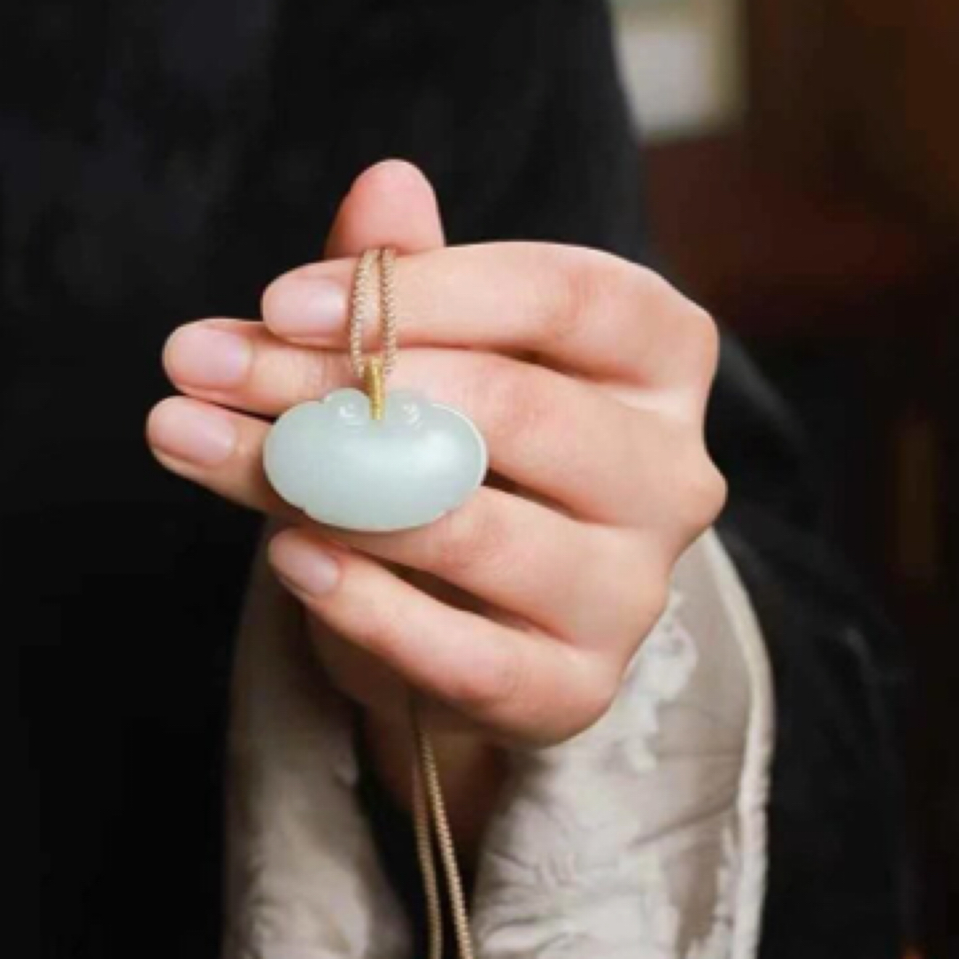  【如意锁】•守护 规格：22×35×13mm  重16g 材质：和田玉 HTY19