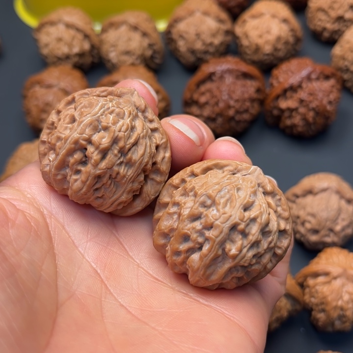 文玩核桃把件白狮子三角36