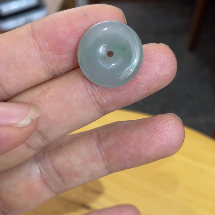 翡翠未镶嵌颈饰送绳子