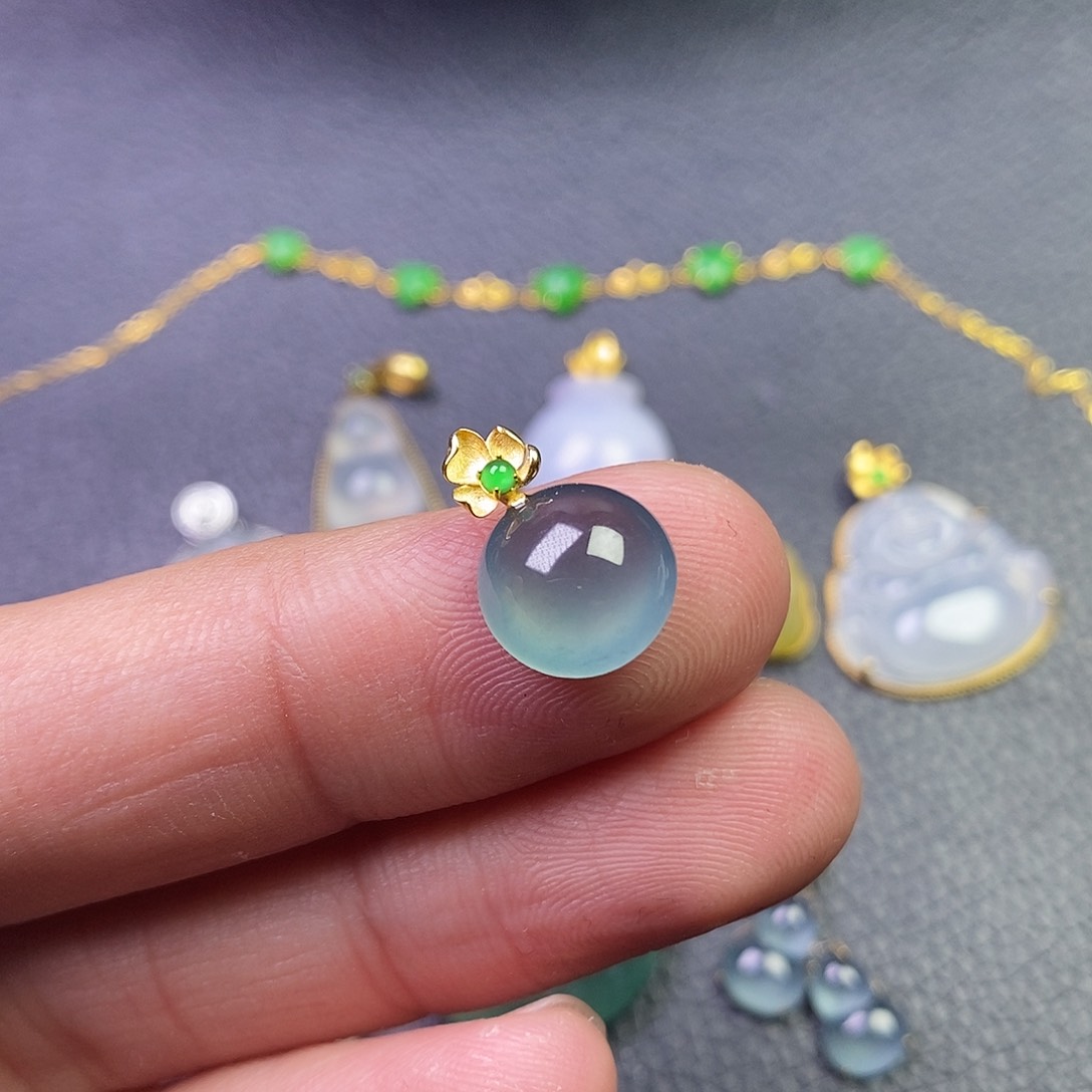 颈饰18K金镶嵌翡翠