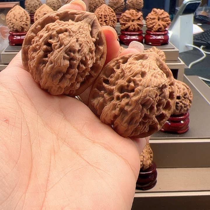 文玩核桃把件39 红狮子 j-002