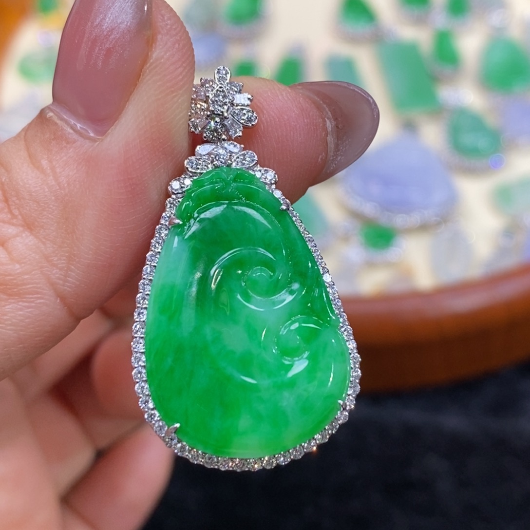 翡翠吊坠(赠链)18K金镶嵌