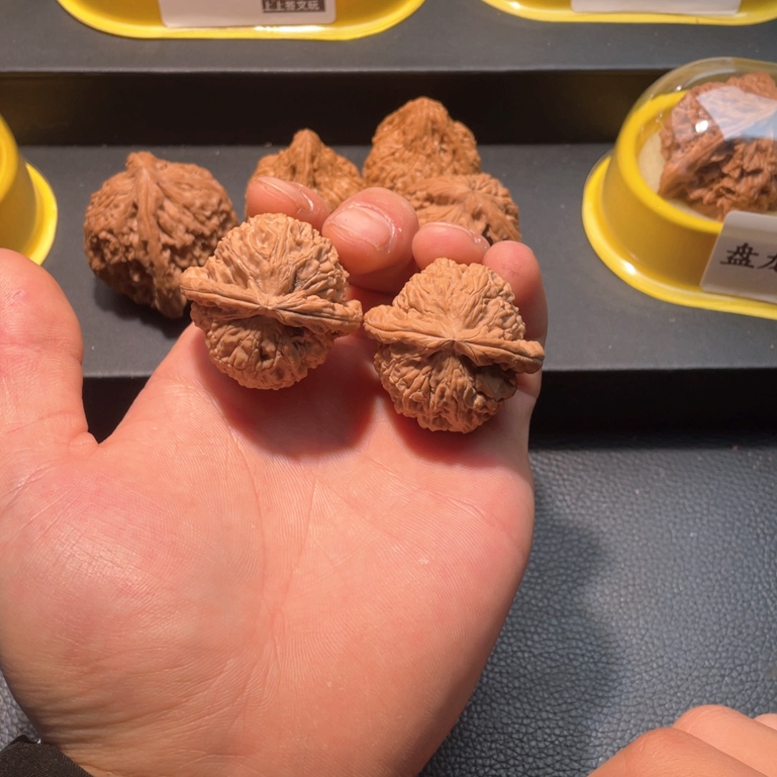 N***鸽吊坠文玩核桃白狮子