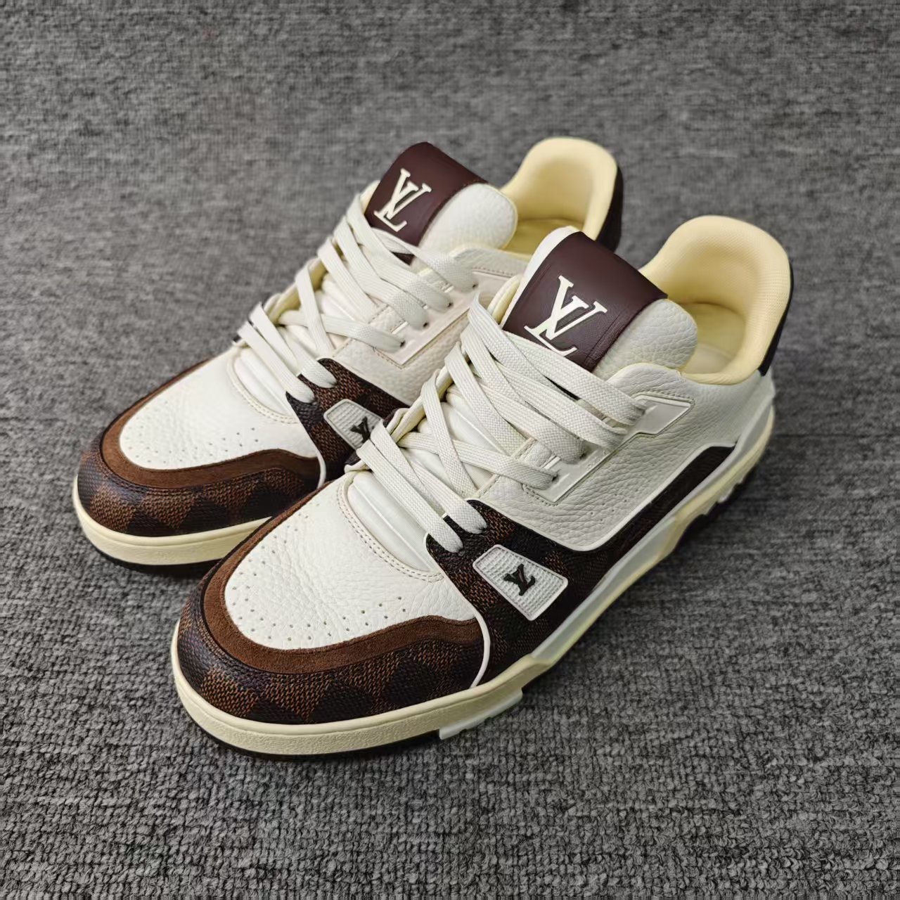 未使用 LouisVuitton/路易威登 白棕黑trainer40码