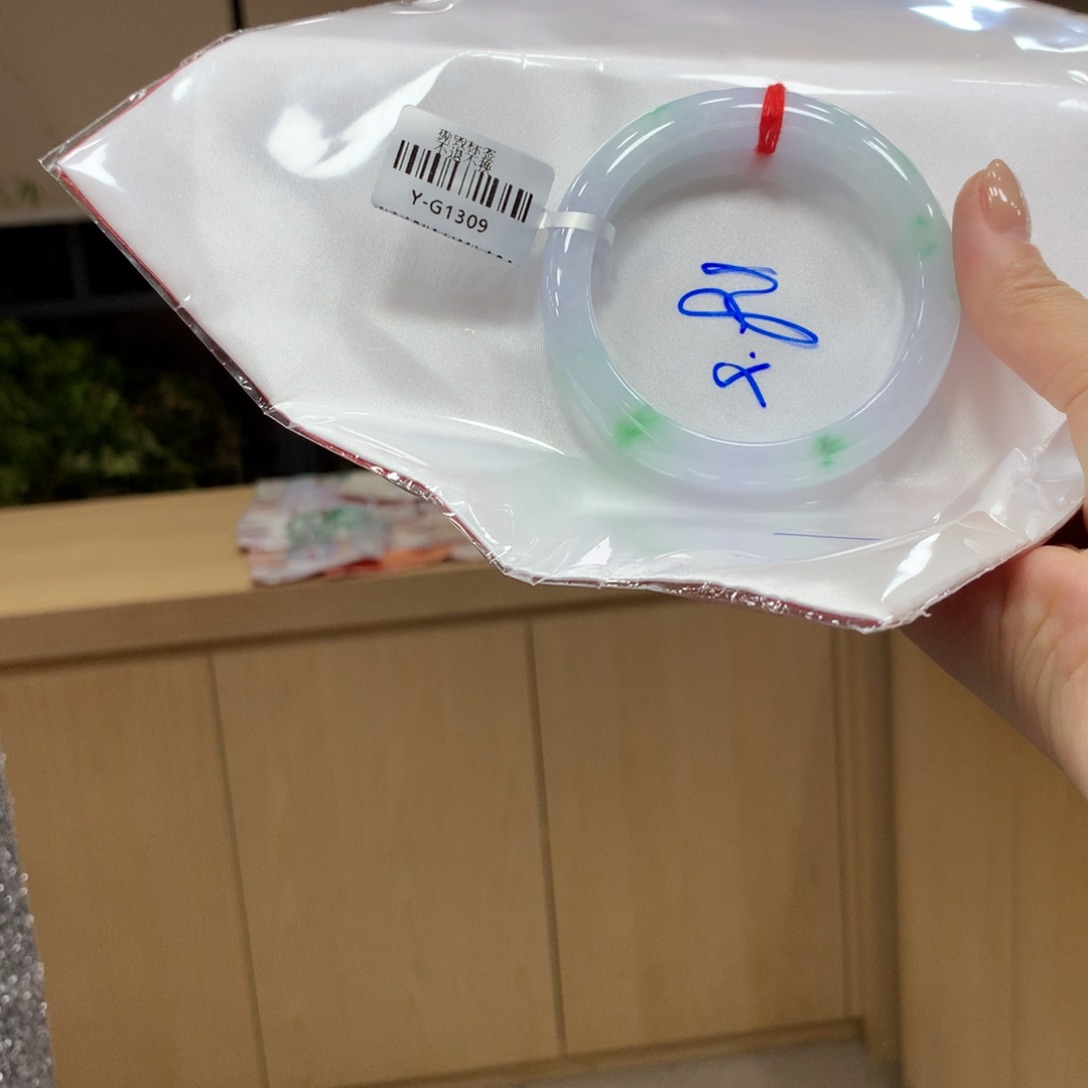 翡翠手镯未镶嵌不退不换
