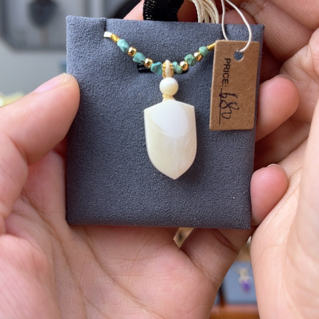 琥珀裸石未镶嵌蜜蜡盾牌