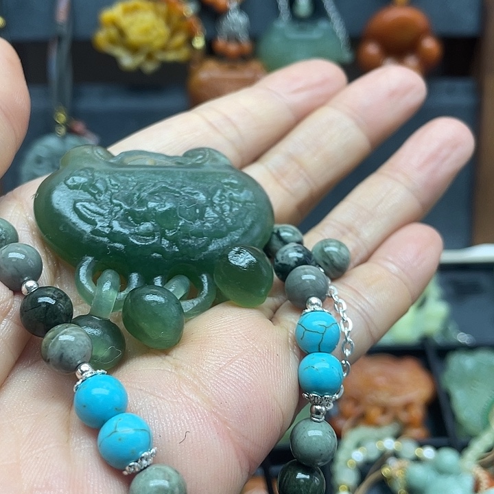 未镶嵌蛇纹石玉颈饰