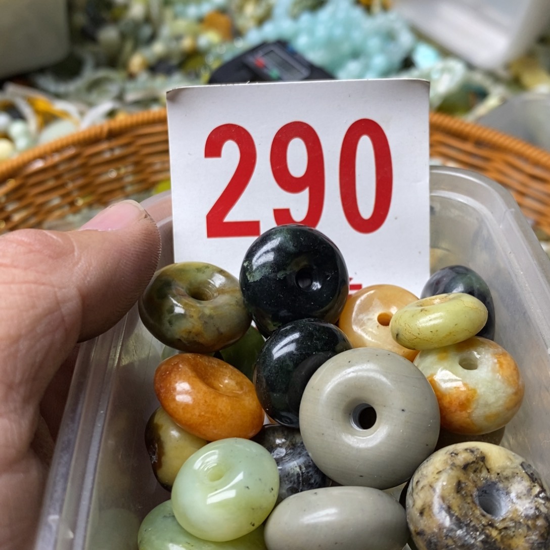 蛇纹石玉挂坠未镶嵌