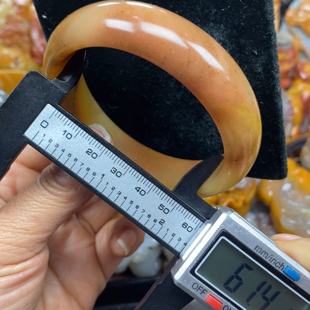 未镶嵌石英质玉（黄龙玉）颈饰