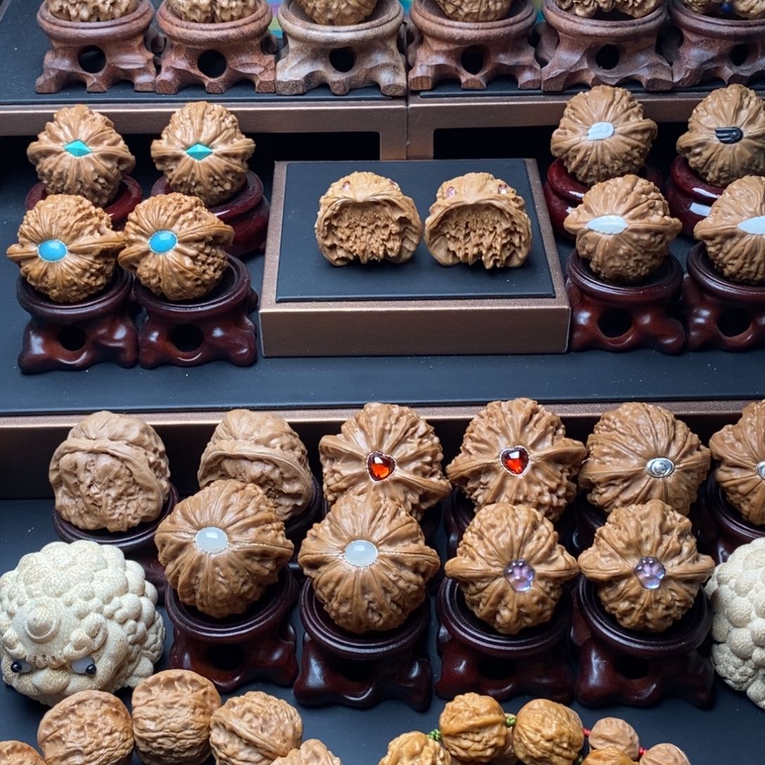 翊***舟文玩核桃吊坠虎胆补价