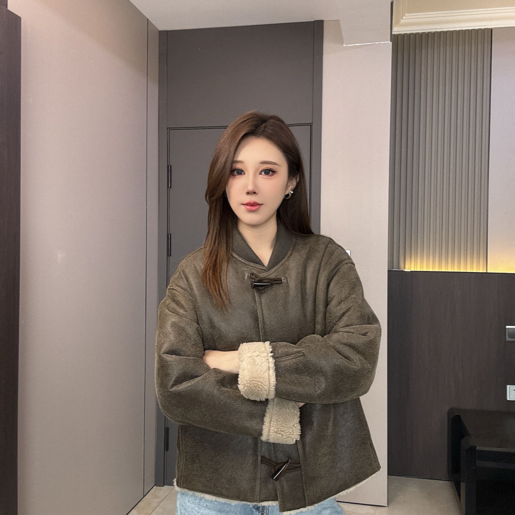 YYJL2649皮毛一体外套女短款牛角扣真皮羊羔毛大口袋皮草